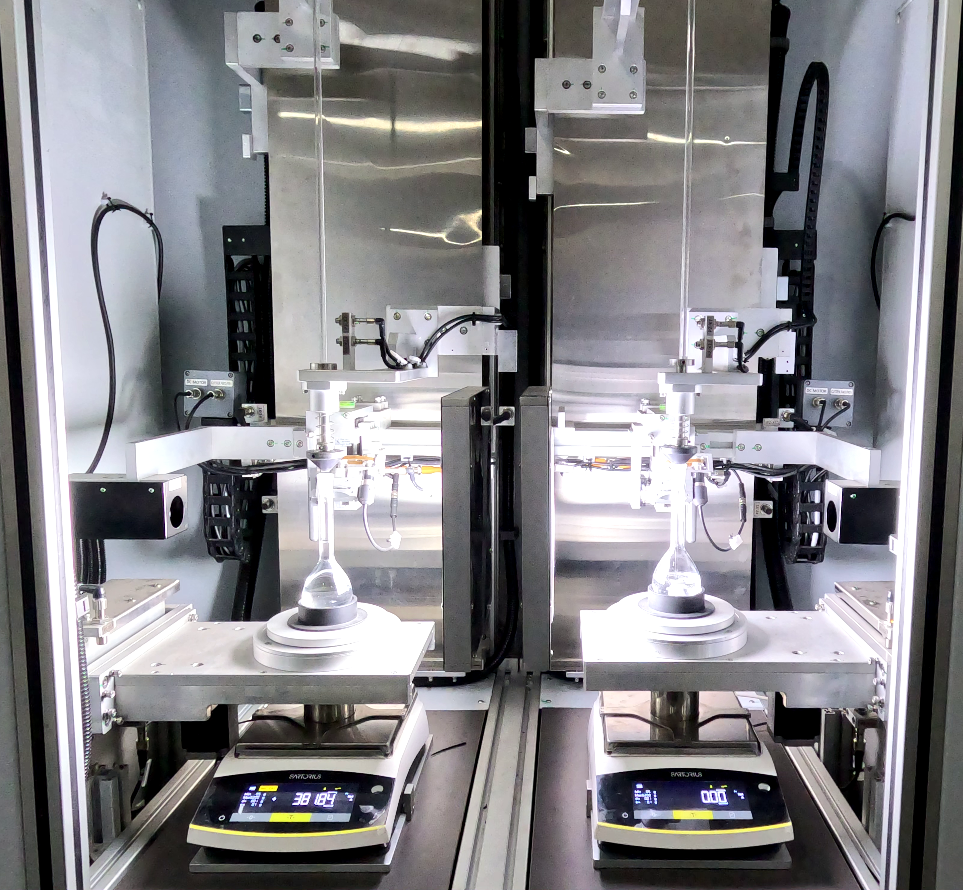 Double station volumetric calibration machine for flask and cylinders